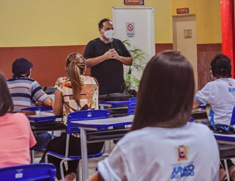 Professores participam de formação e dialogam sobre o ensino na internet