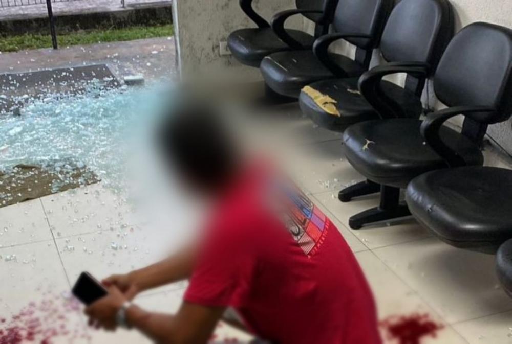 Jovem quebra porta de vidro da Central de Polícia após ser barrado de entrar no prédio