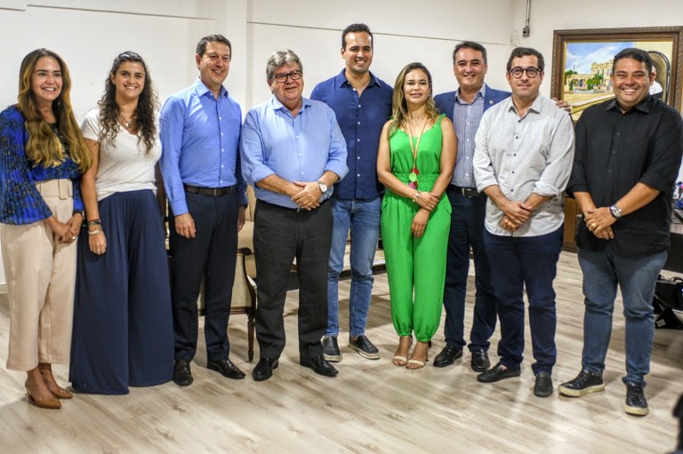 Governador recebe diretor da companhia Azul e trata sobre ampliação de voos em aeroportos da Paraíba