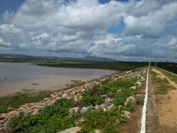 Açude de São Mamede recebe água das últimas chuvas em completo abandono
