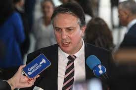 Pressionado, Ministério da Educação decide adiar mudanças no Enem