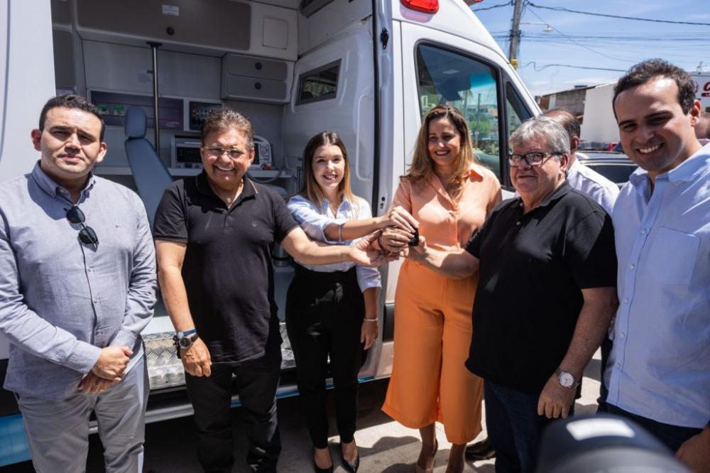 Governador João Azevêdo inaugura condomínio, entrega centro de hemodiálise, tomógrafo e ambulância