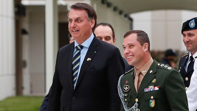 PF faz buscas na casa de Bolsonaro e prende ex-ajudante Mauro Cid em operação contra dados falsos de vacina