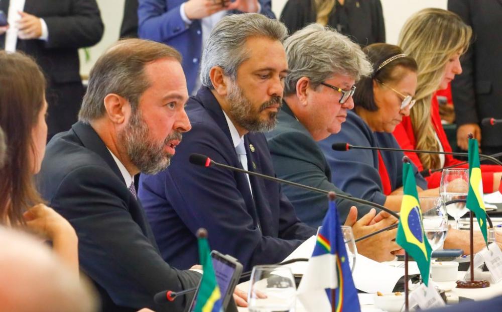 Ministro anuncia R$ 56 bilhões para plano de investimentos em transmissão de energia renováveis