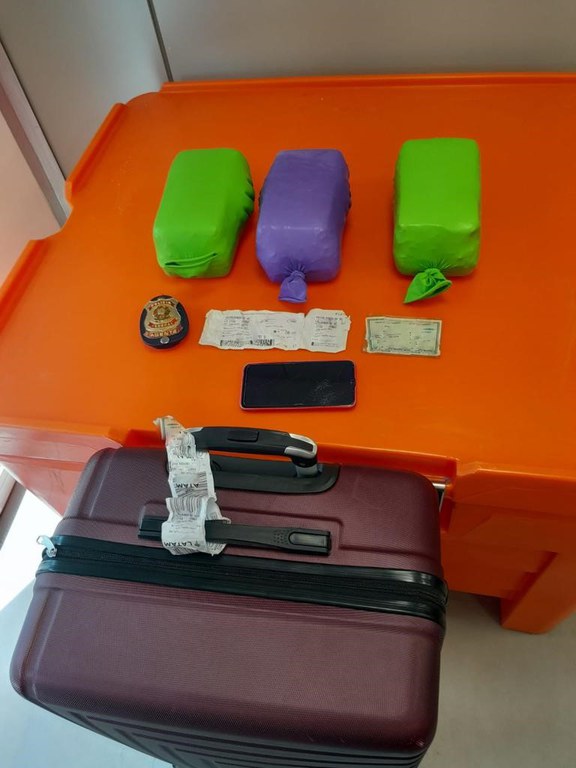 PF apreende mais de seis quilos de pasta base de cocaína no Aeroporto Castro Pinto