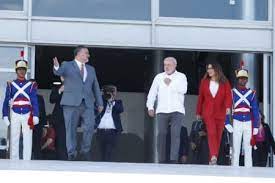 Lula e a primeira Dama Janja acompanharam a retirada das grades de proteção do Planalto