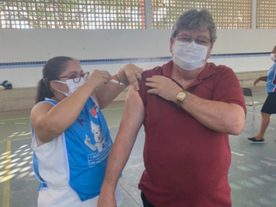 Governador da Paraíba recebe 2ª dose de vacina contra a Covid-19