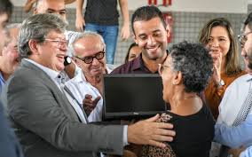 João Azevêdo entrega mais de R$ 170 milhões em equipamentos para escolas estaduais e notebooks para professores