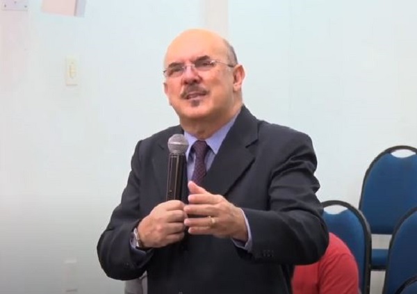 Ministro da Educação diz que cortar parte do orçamento foi uma necessidade de guerra