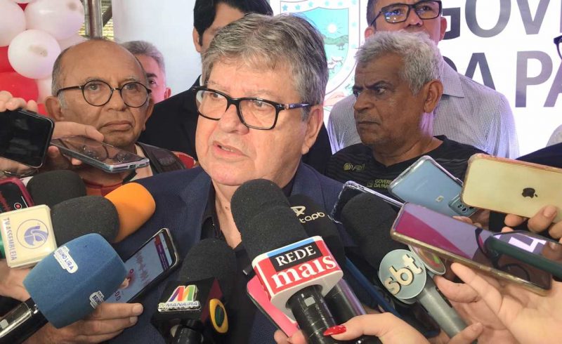 Governador João Azevedo anunciou reajuste de 80% para professores contratados