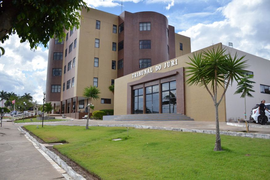 Polícia prende falsa advogada durante julgamento no Tribunal do Júri, em Campina Grande