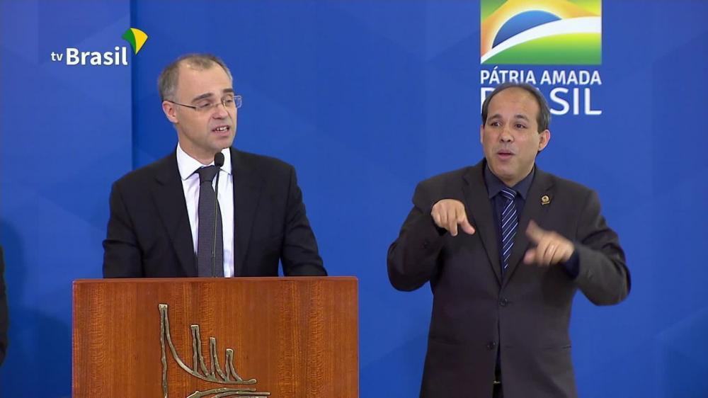 Bolsonaro diz que já avisou ministro da Justiça sobre eventual recriação da pasta da Segurança