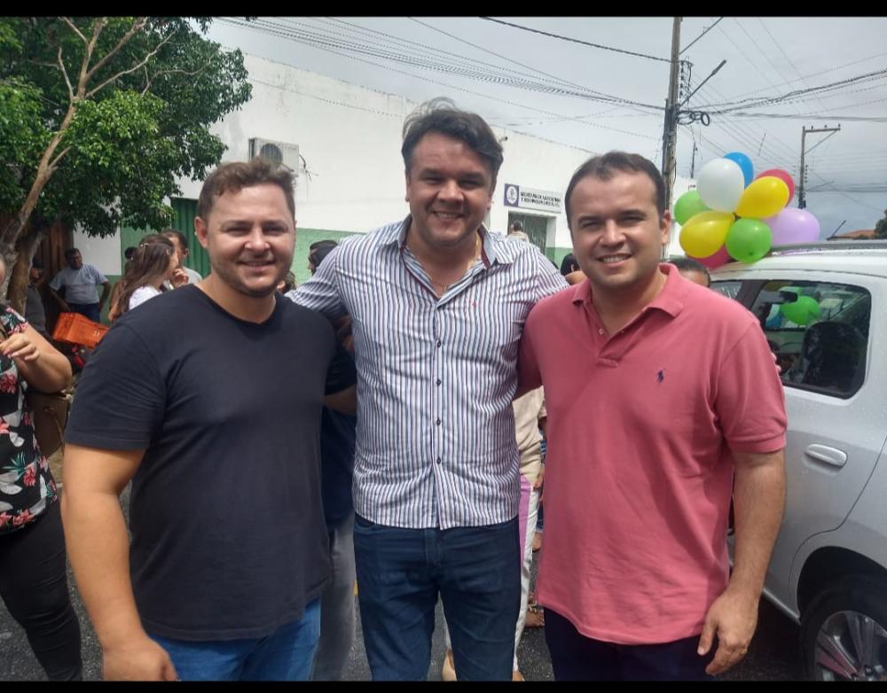 Prefeito entrega mais dois veículos novos ao município de São Mamede