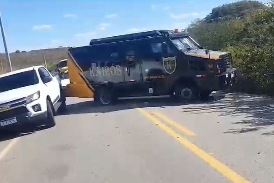 Criminosos tentam assaltar carro-forte e incendeiam veículo na divisa entre a Paraíba e Pernambuco