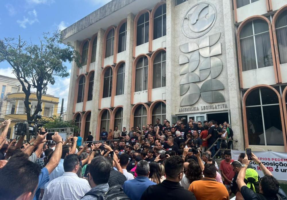 Prefeitos e prefeitas da Paraíba protestam contra queda de recursos para municípios, em João Pessoa