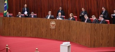 O Tribunal Superior Eleitoral (TSE) rejeita três ações contra Bolsonaro por abuso nas eleições