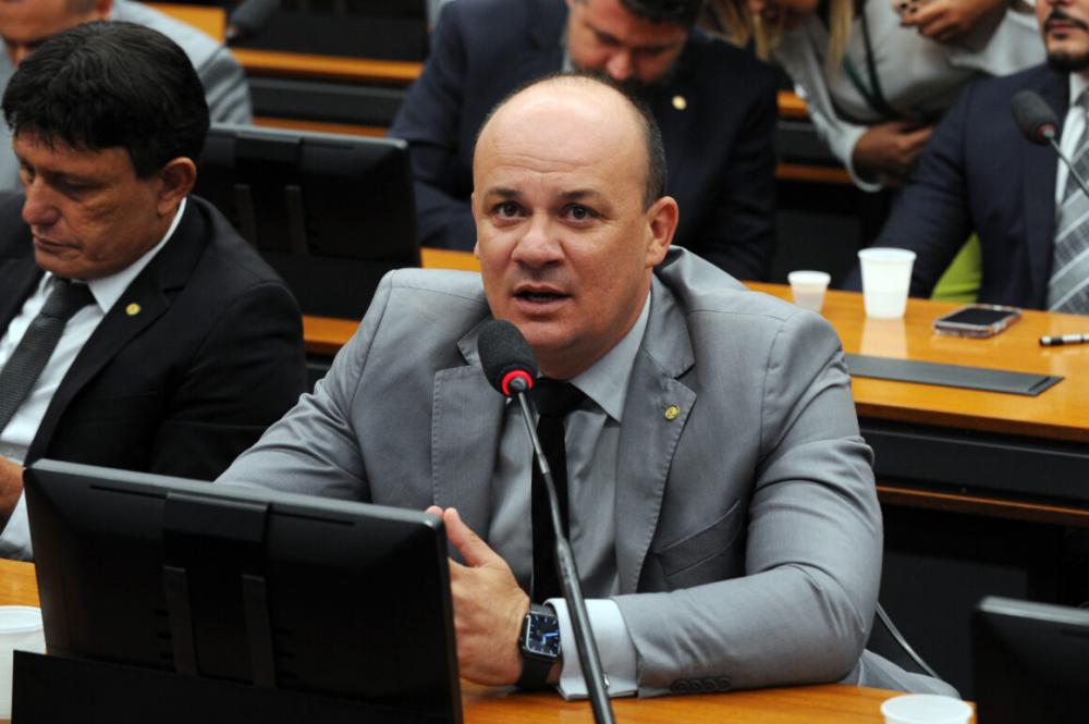 Deputado diz que operação da Polícia Federal é perseguição política e crava que Bolsonaro será preso