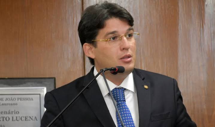Vereador propõe que Câmara Municipal de João Pessoa entregue Título de Cidadania de Bolsonaro fora da Casa temendo depredação