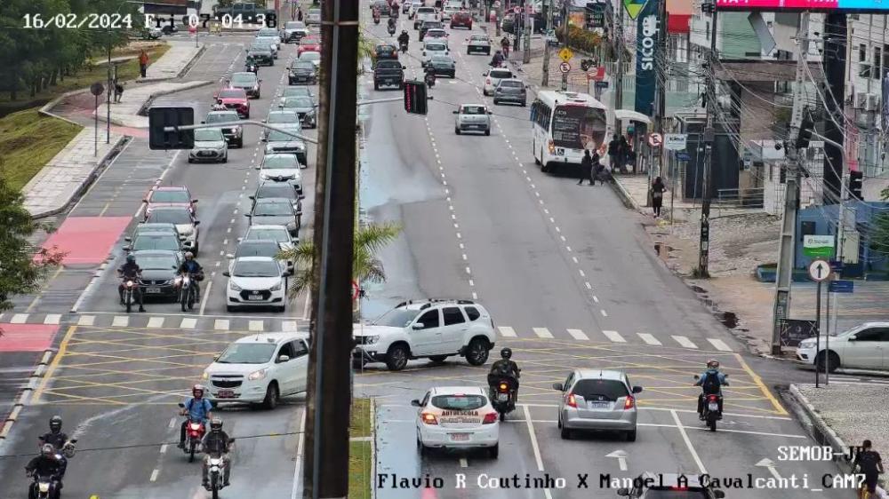 Chuvas e ventania derrubam árvores, muros e telhados em João Pessoa nesta madrugada