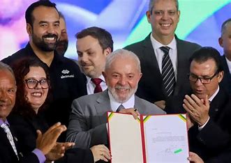 Lula assina projeto que regula atividade de motoristas de aplicativo