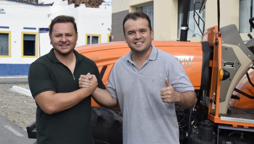 Prefeito entrega trator a população com recursos de emenda parlamentar do senador Veneziano Vital do Rego