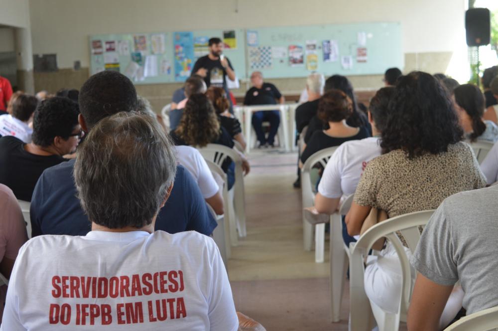 Professores e servidores iniciam greve paralisado atividades no IFPB