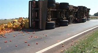 Motorista morre após carreta tombar na Serra de Teixeira; carga é saqueada enquanto vítima pedia socorro
