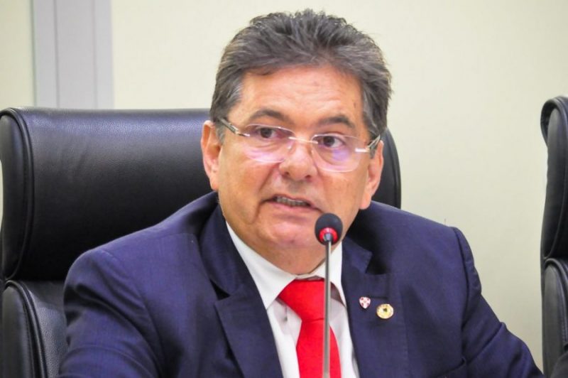 Adriano Galdino anuncia convocação de secretário estadual de Educação à Assembleia Legislativa