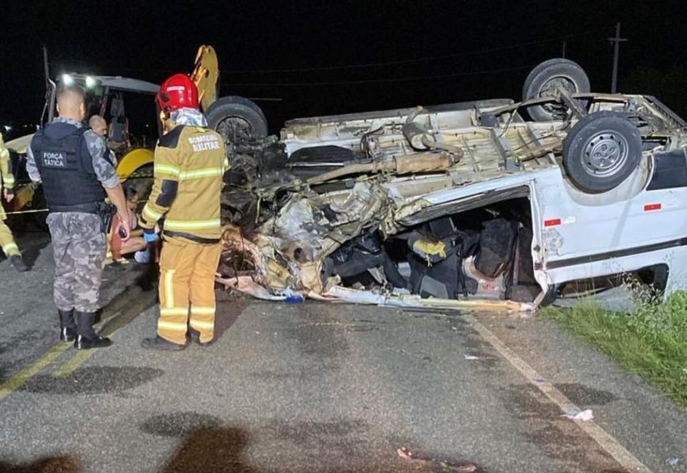 Tragédia no Sertão: Colisão entre Van escolar e retroescavadeira deixa mortos e feridos