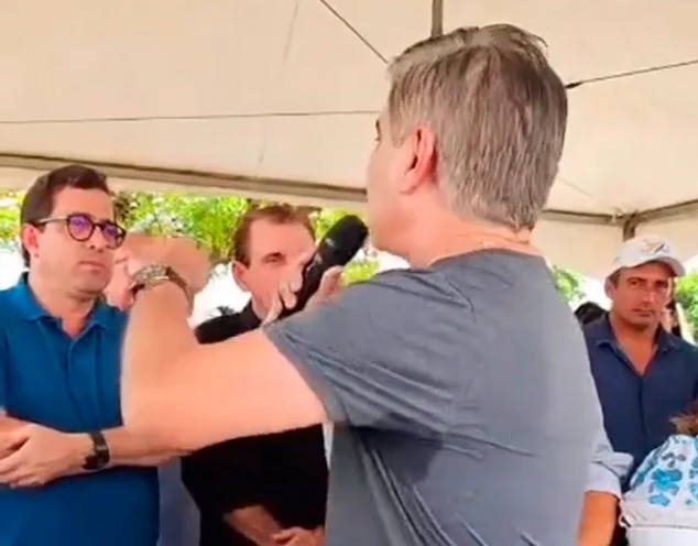 Clima ternso no Sertão: No mesmo palanque, Wellington Roberto critica discurso de Gervásio Maia