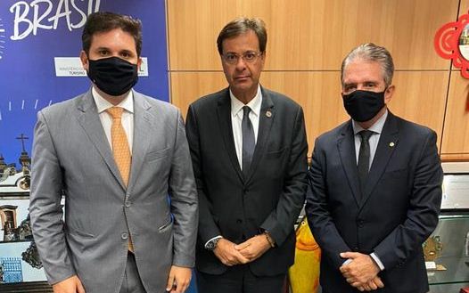 Ministro do Turismo garante recursos para concluir a obra do Teatro Ernani Satyro em Patos