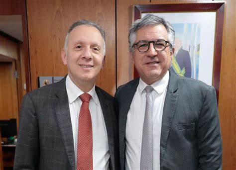 Aguinaldo Ribeiro e ministro Alexandre Padilha discutem investimentos para a Paraíba