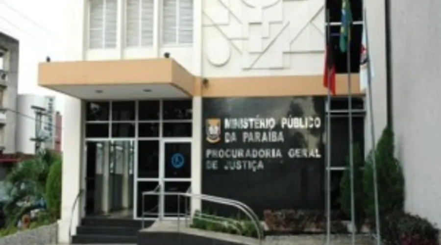 Ex-prefeito é alvo de ação por esquema com filho através de empresa fantasma na Paraíba