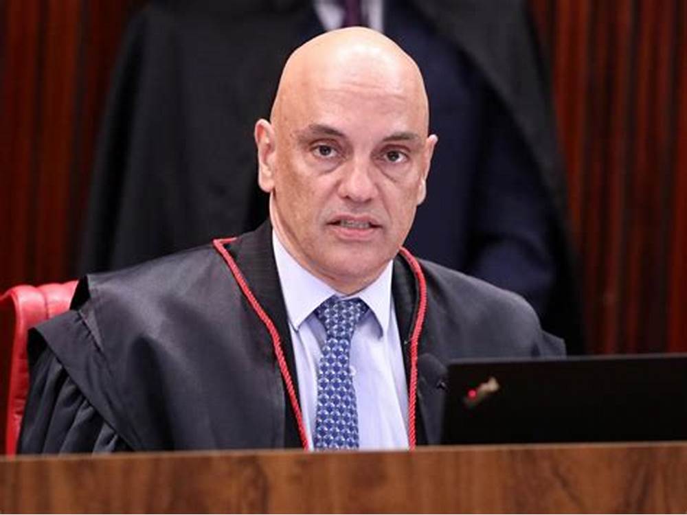 Abin Paralela: Moraes retira sigilo de áudio de conversa de Bolsonaro