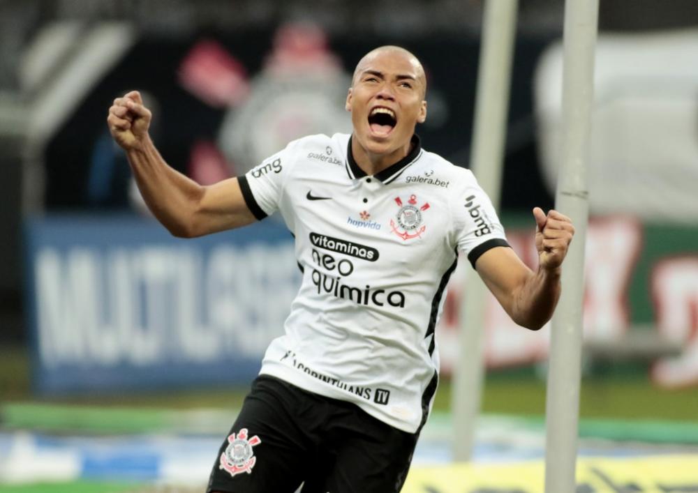 Paraibano faz gol na estreia pelo Corinthians e chora no dia das mães