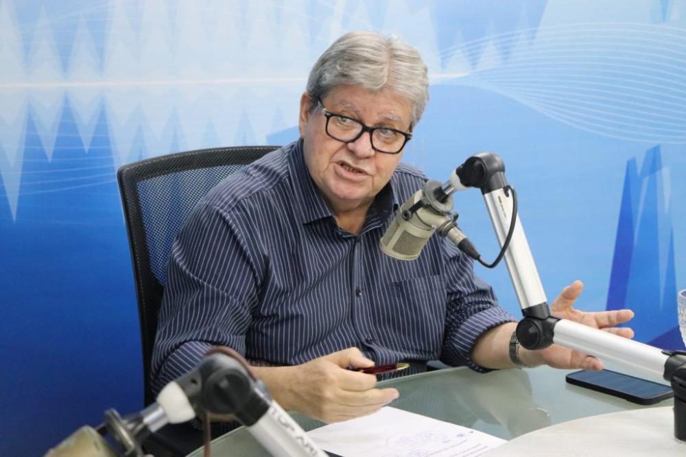 João Azevêdo assina decretos para criação da “Desarme”e aumento na bonificação por apreensões de armas