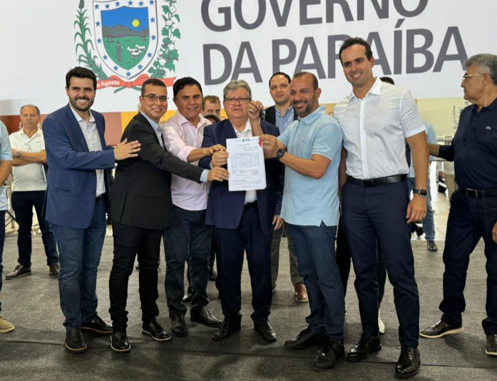 Prefeito Henry Lira recebe novo ônibus escolar para reforçar o transporte de estudantes em Santa Luzia