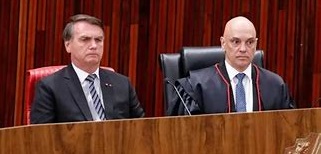 Citando possível fuga, Moraes nega devolver passaporte de Bolsonaro