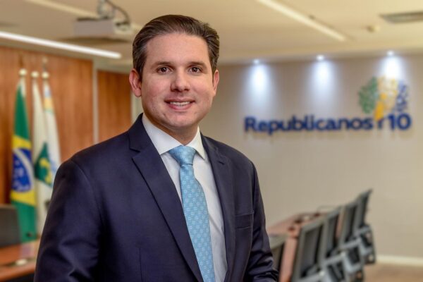 Lula determina que ministros se licenciem para votar em Hugo Motta para presidência da Câmara