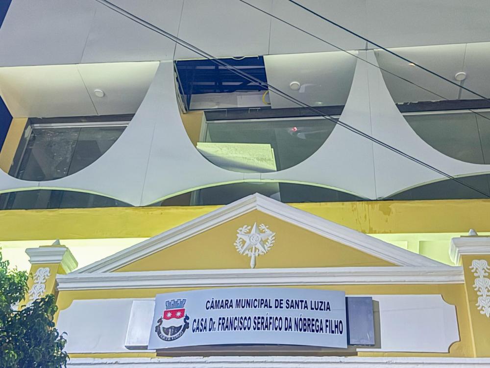 Estrutura de obra inacabada da Câmara de Santa Luzia desaba após chuvas