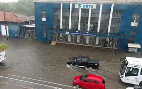 Chuvas intensas provocam grandes alagamentos e alagamentos, e complicam trânsito em João Pessoa