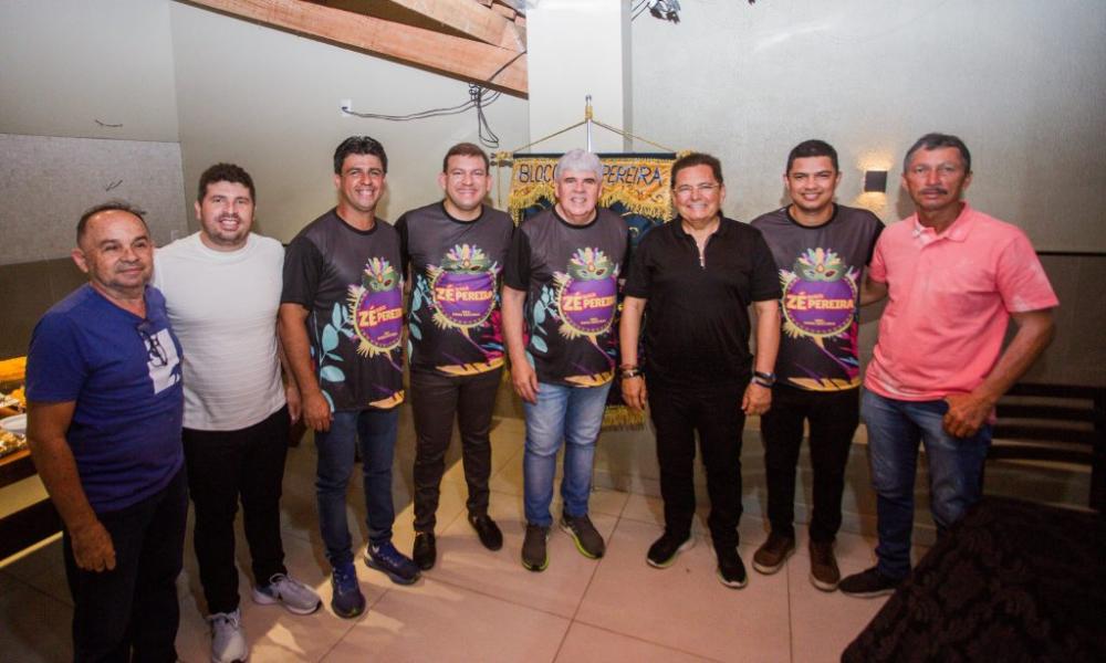 Adriano Galdino prestigia Bloco Zé Pereira em Itabaiana ao lado de lideranças políticas