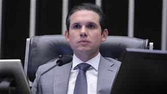 Hugo Motta proíbe cartazes em plenário e comissões e reforça exigência de trajes formais na Câmara dos Deputados