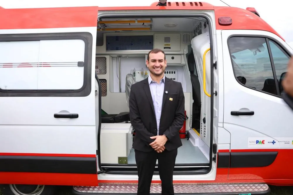 Prefeito Emanuel Domiciano consegue ambulância e anuncia Posto do SAMU em seu município