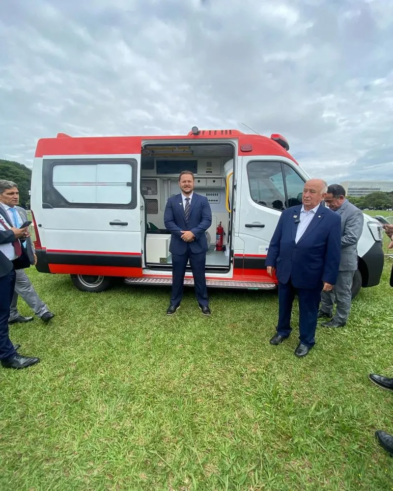 Prefeito de São Mamede posta nas redes sociais recebimento de embulância do SAMU em Brasília