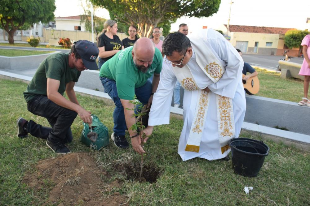 Em homenagem ao Papa Francisco,Secretaria de Meio Ambiente planta muda de Umbuzeiro na Praça Cel. Zé Paulo
