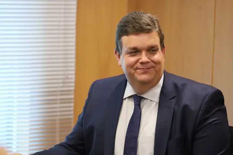 Após fraude no INSS, Carlos Lupi pede demissão do Ministério da Previdência, assume Wolney Queiroz