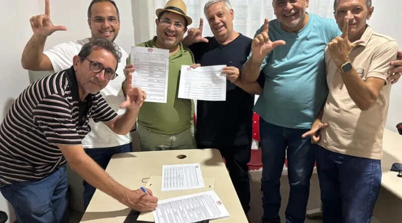 Carlinhos Guedes inscreve candidatura à presidência do PT estadual na sede do partido em João Pessoa