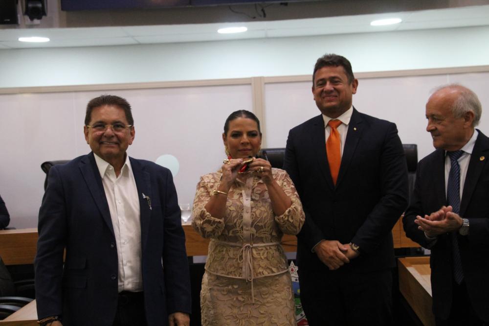 ALPB homenageia Adriano Dantas e Cláudia Cabral com Cidadania Paraibana e Medalha Epitácio Pessoa