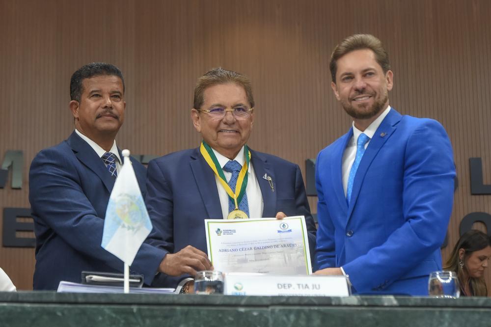 Adriano Galdino recebe a maior honraria da Assembleia Legislativa de Goiás